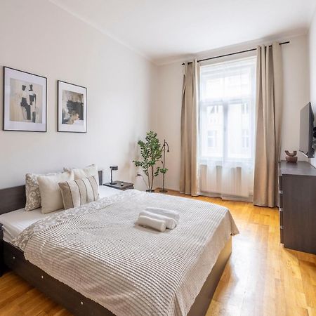 Stylish & Cozy City Center Apartment By Prestige Homes Budapest Exteriör bild