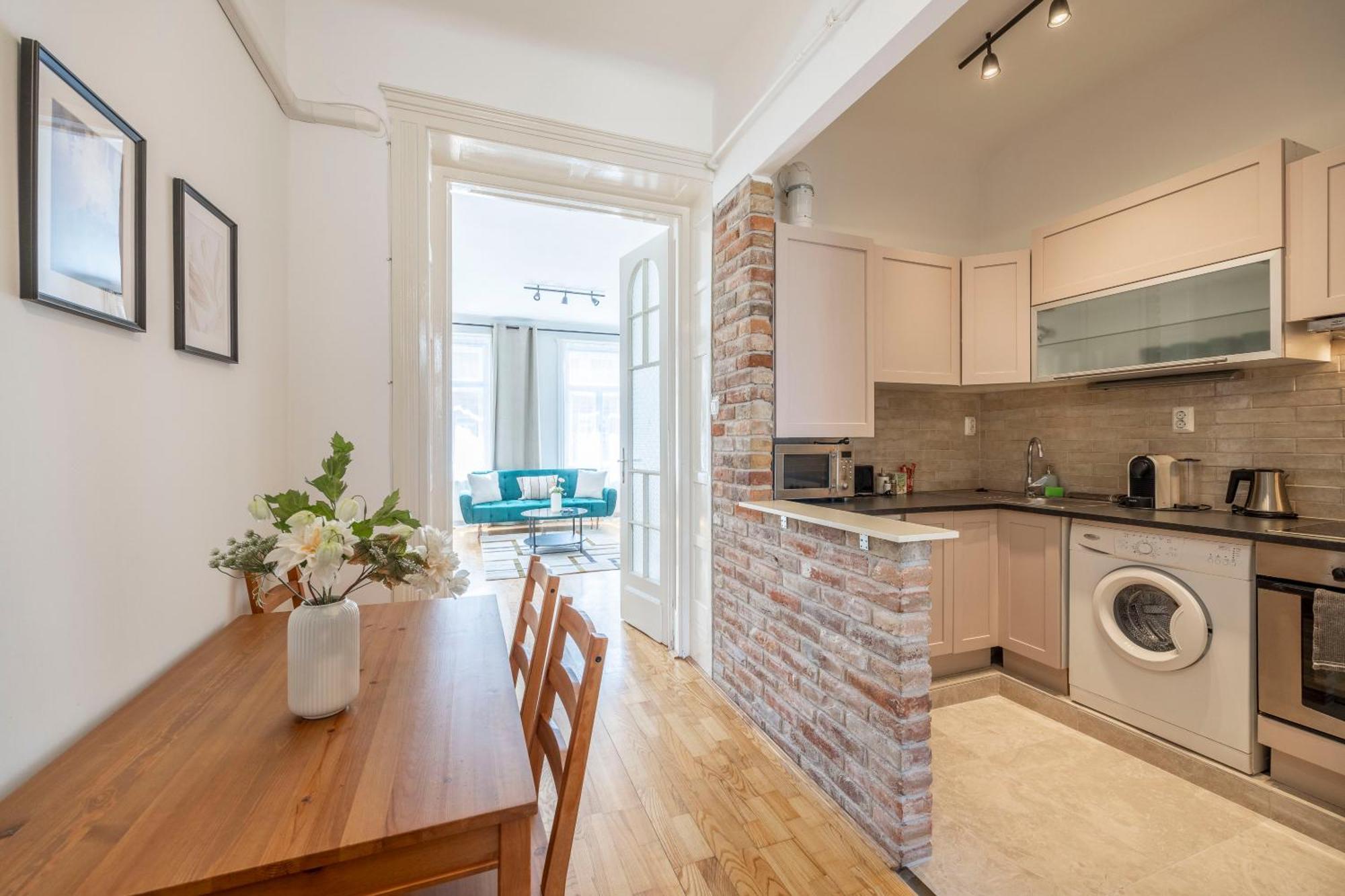 Stylish & Cozy City Center Apartment By Prestige Homes Budapest Exteriör bild